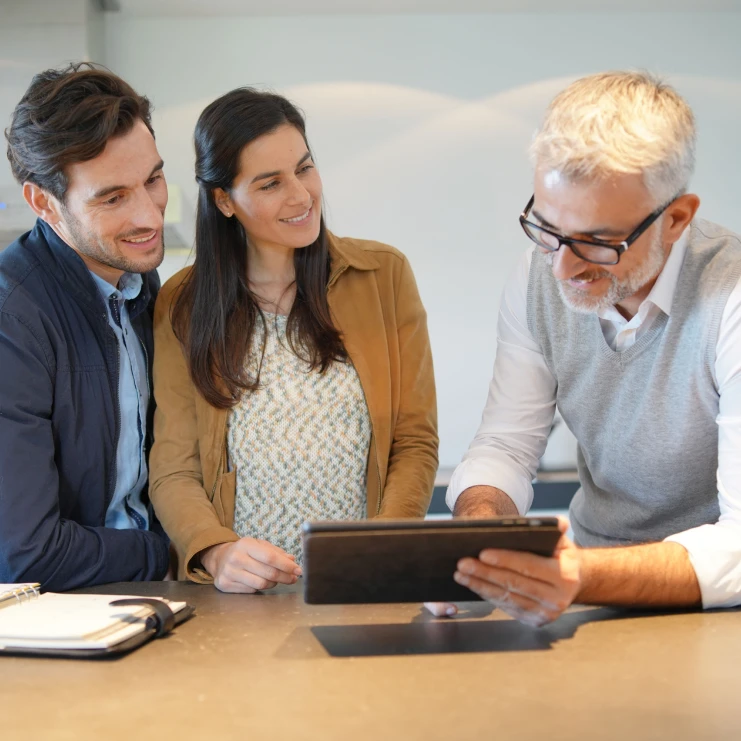 Nos courtiers comparent plus de 20 prêteurs et négocient la solution qui vous convient vraiment.